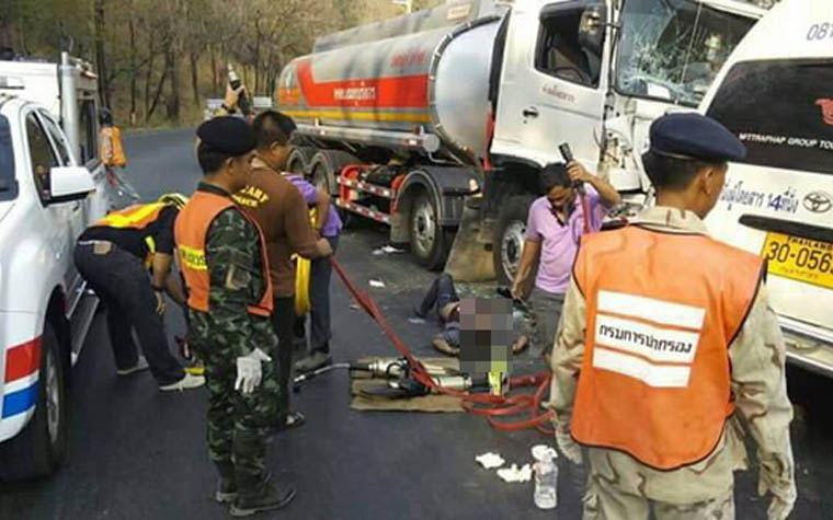 อัพเดทข่าว รถตู้ขนพม่าชนรถบรรทุกวัตถุไวไฟบนดอยรวก ตาย 2 เจ็บ 13 รถติดหนัก