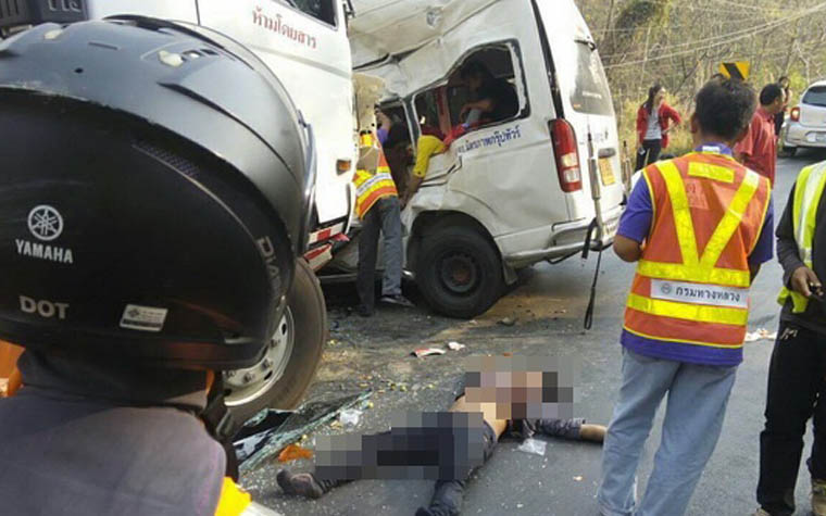 อัพเดทข่าว รถตู้ขนพม่าชนรถบรรทุกวัตถุไวไฟบนดอยรวก ตาย 2 เจ็บ 13 รถติดหนัก