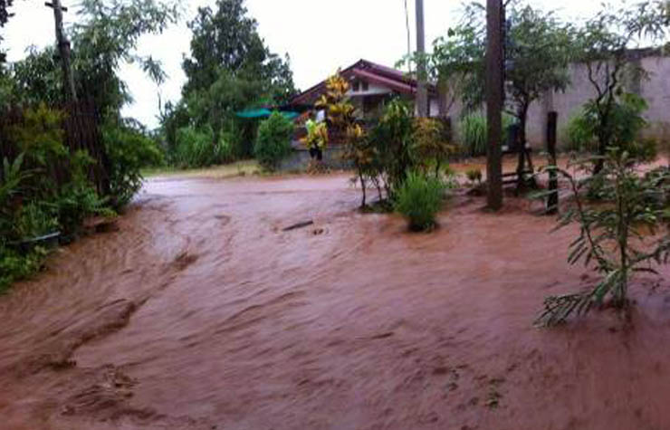 ชาวบ้านมหาวัน เจอน้ำป่าไหลท่วม หลังฝนตกต่อเนื่องเกือบ 2 ชั่วโมง 