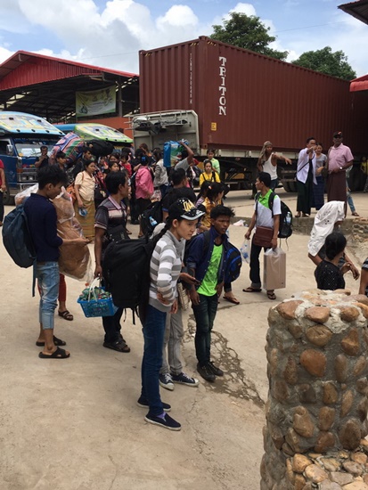 ชายแดนแม่สอดระส่ำ ลอยแพคนงานพม่าเกือบ 500 คน หวั่นผิดกฎหมาย