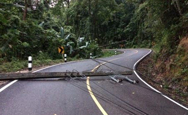 พายุฝนถล่ม 5 อำเภอชายแดนหนัก น้ำท่วมขัง ต้นไม้ล้ม รถชนหลายคัน