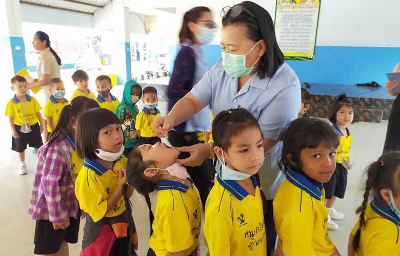 รพ.แม่สอด ออกให้บริการหยอดวัคซีนโปลิโอในโรงเรียน 9 แห่ง